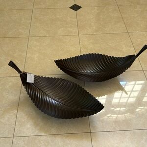 NWTDecorative Brown Metal Footed Leaf Table Top Accessory